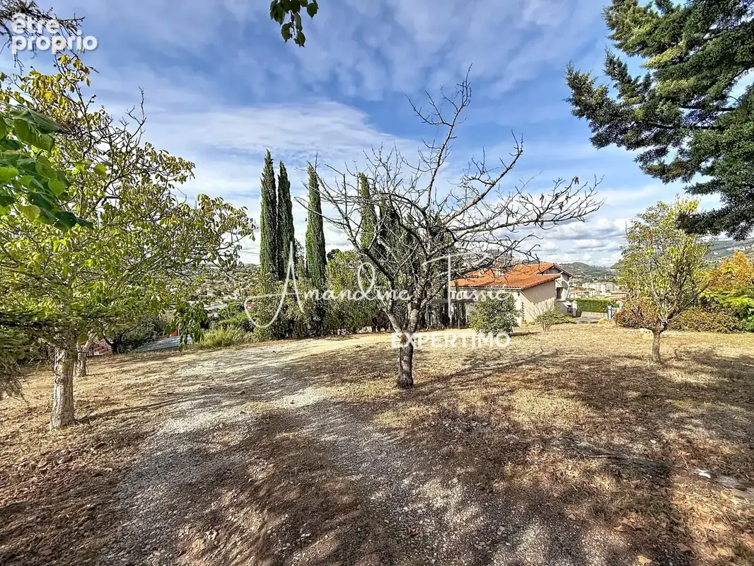 Au calme sur les hauteurs, une maison à rénover avec terrain constructible. - photo 12