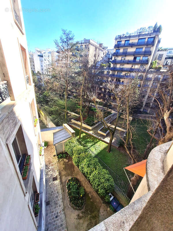 Appartement à PARIS-16E
