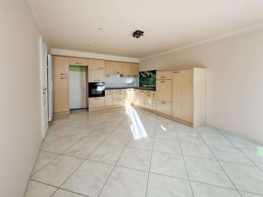 Proche FLEURANCE, maison individuelle de plain pied avec dépendances et terrain autour - photo 5