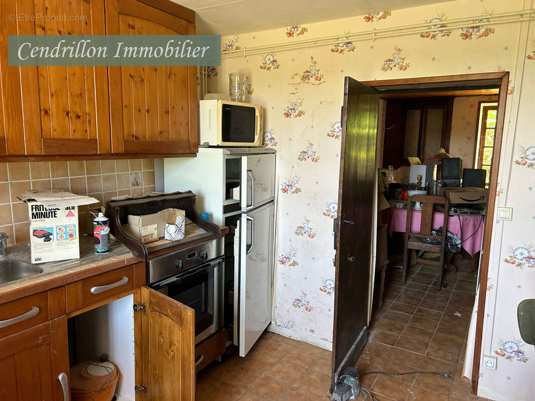 Maison en Pierre avec grange, 2 chambres sur 300m2 - photo 8