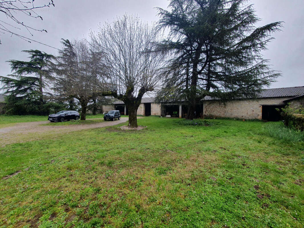 hangar - Maison à PUY-L&#039;EVEQUE