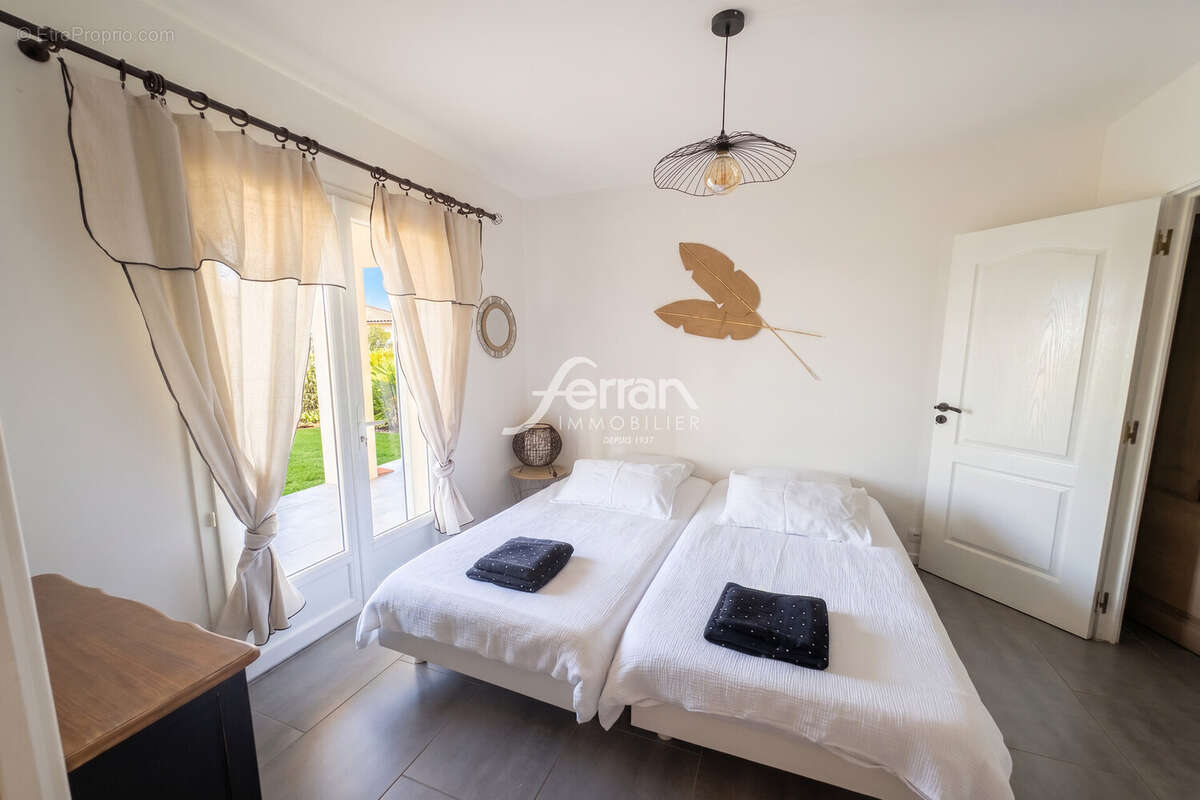 Maison 170 m² à Callas  - photo 8