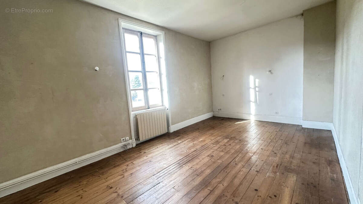 Maison à EYZIN-PINET