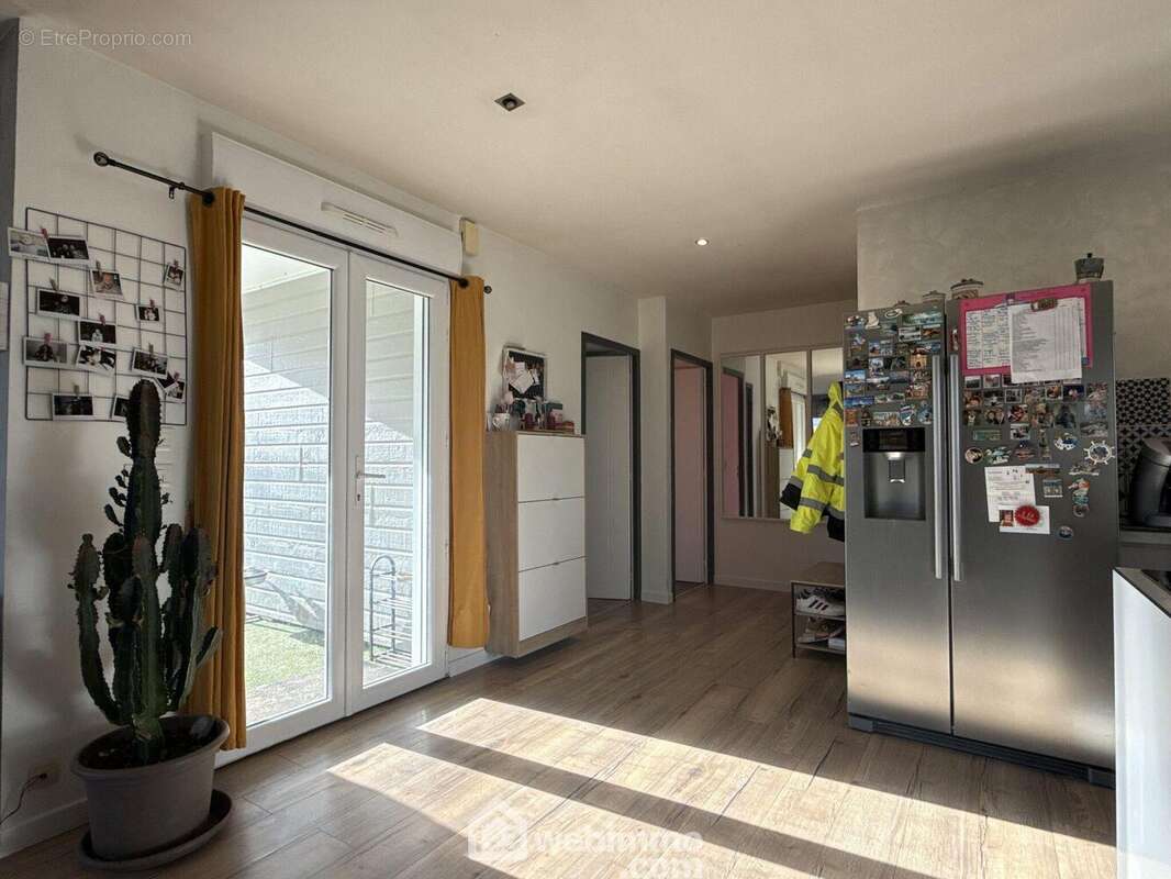 Depuis l&#039;entrée, un dégagement avec WC séparé distribue : - Maison à AMBERRE