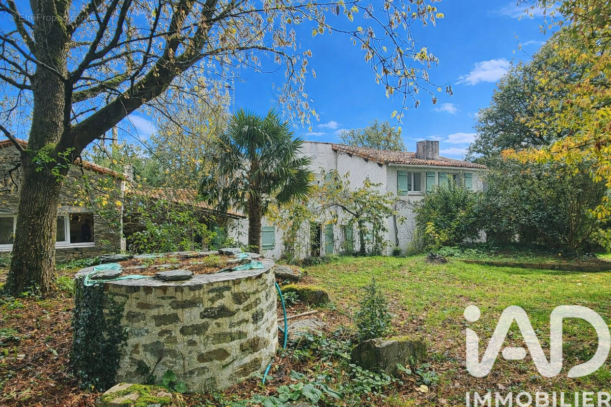 Photo 1 - Maison à SAINT-ETIENNE-DU-BOIS