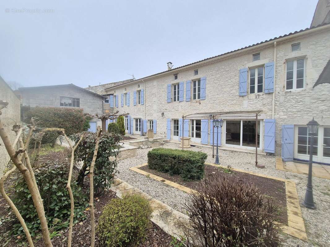 Maison à MONTAIGU-DE-QUERCY