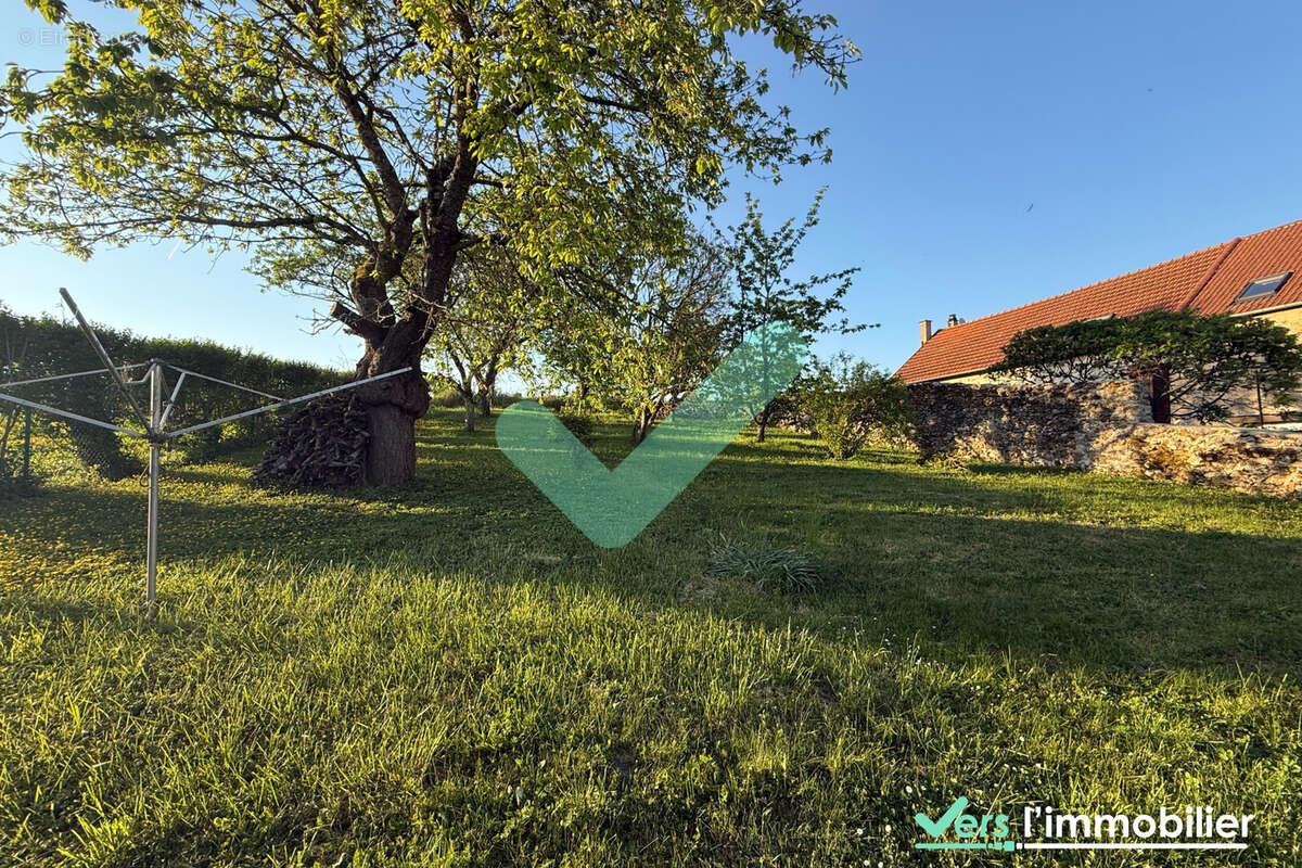 Maison de 172 m2 située à Sainte-Gemme avec 3 chambres, dépendance et jardin - photo 3