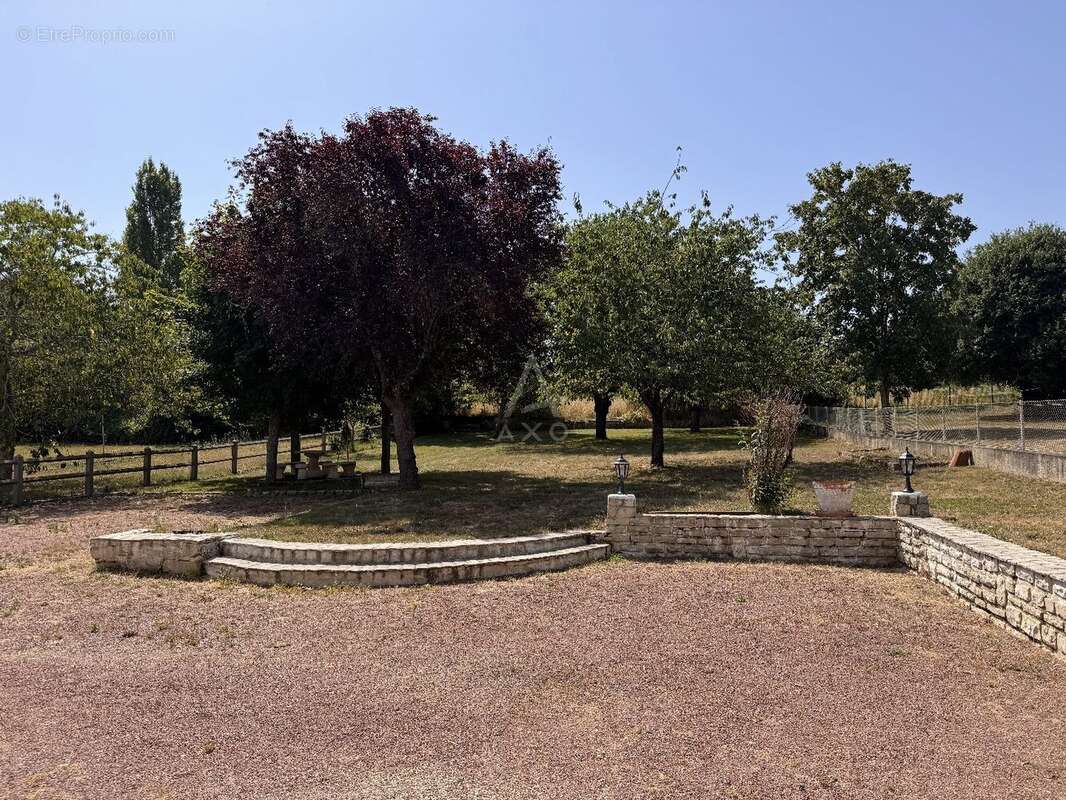 Maison à MAGNAC-SUR-TOUVRE