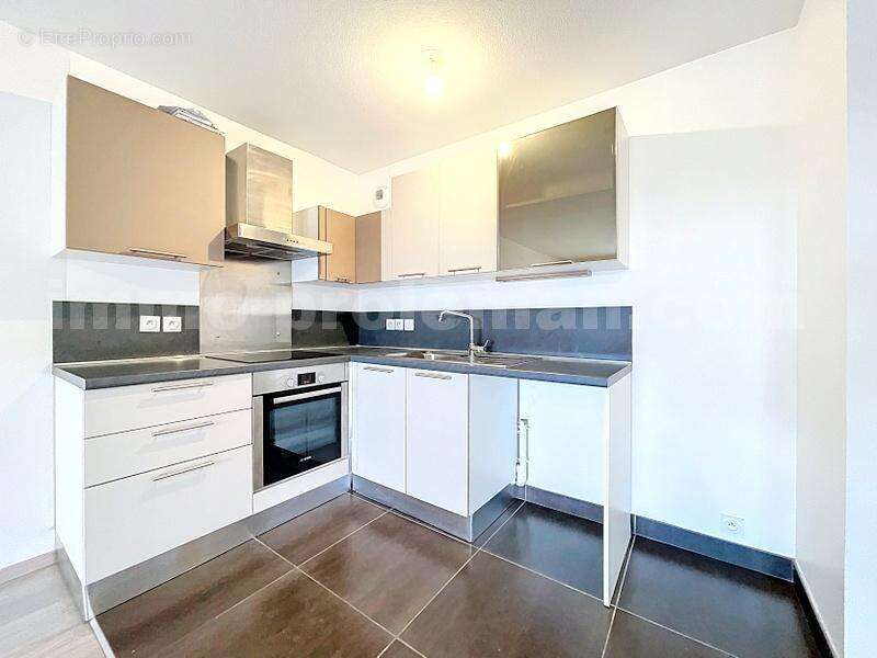 Appartement_T3_Saint_Cergues_proche_frontière_Suisse_DOUANE_TRAM_CEVA_LEMAN_EXPRESS_GENEVE_VOIE_VERTE_secteur_calme_cuisine_moderne_équipée_ouverte_Séjour_Saleve_Vue_Dégagée - Appartement à SAINT-CERGUES