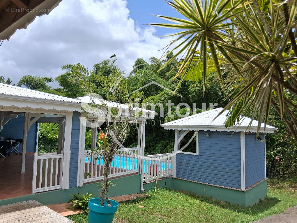 - BAIE-MAHAULT   secteur de Plaisance -belle villa en bois T4 avec piscine - photo 4
