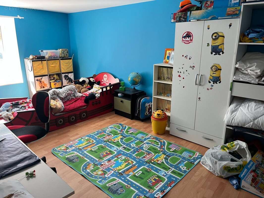 Appartement à COURS-LA-VILLE