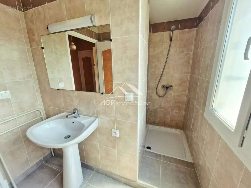 A Alès, maison d'environ 142 m² avec terrain attenant proche des commodités - photo 12