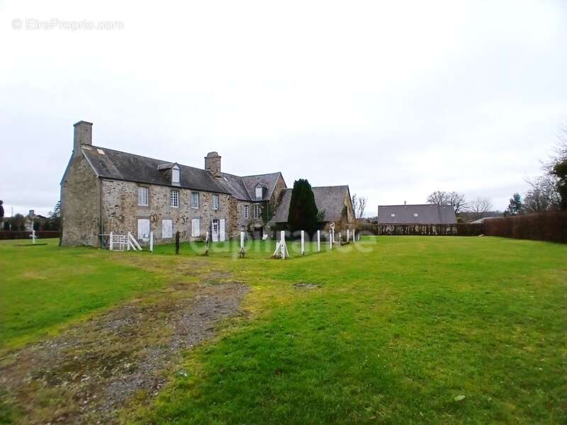 À vendre – Ancien presbytère à réinventer, 10 min de Vire Normandie - photo 2