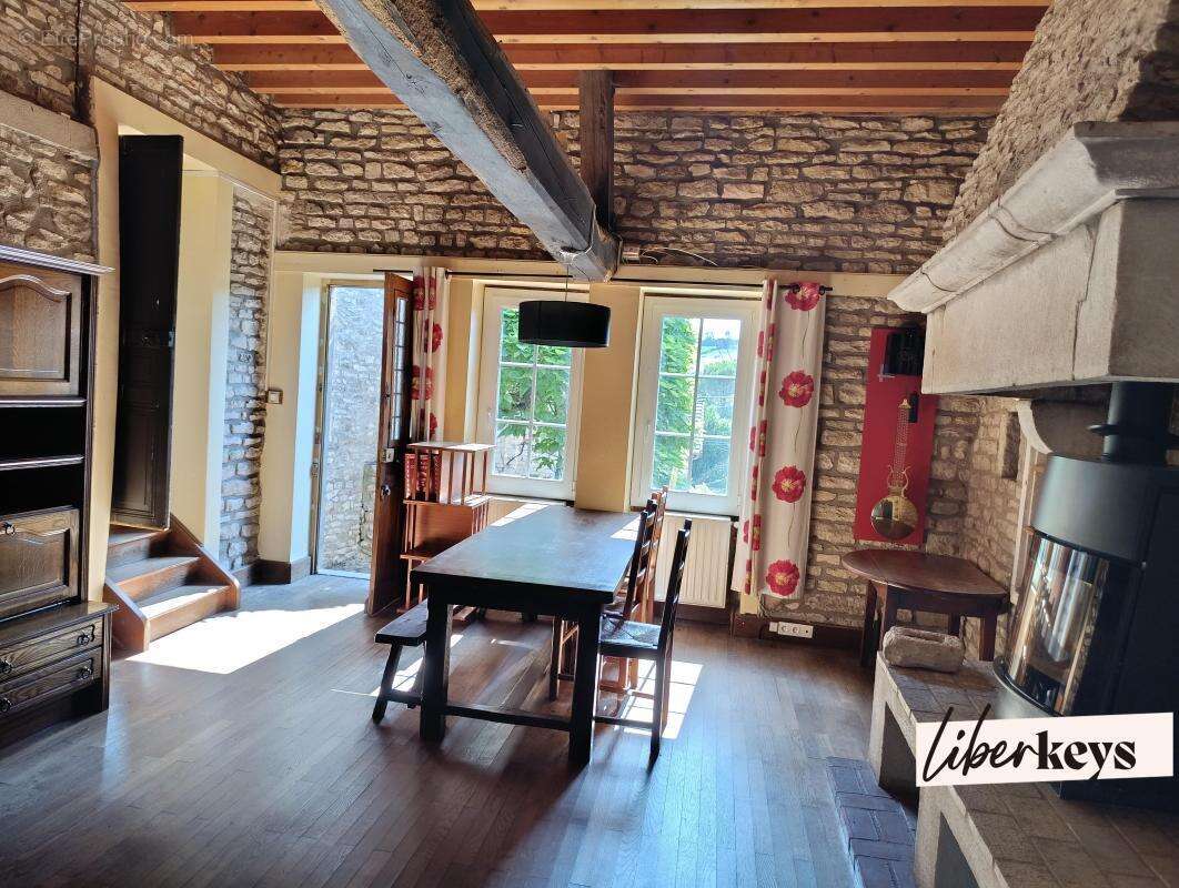 Maison en pierre -124 m² habitables - cour - terrasse - caves - 2/3 chambres - campagne - photo 8