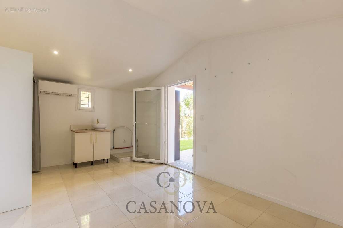 Maison 3 chambres piscine, 2 stationnements, dépendance Saint Clement de Rivière - photo 10