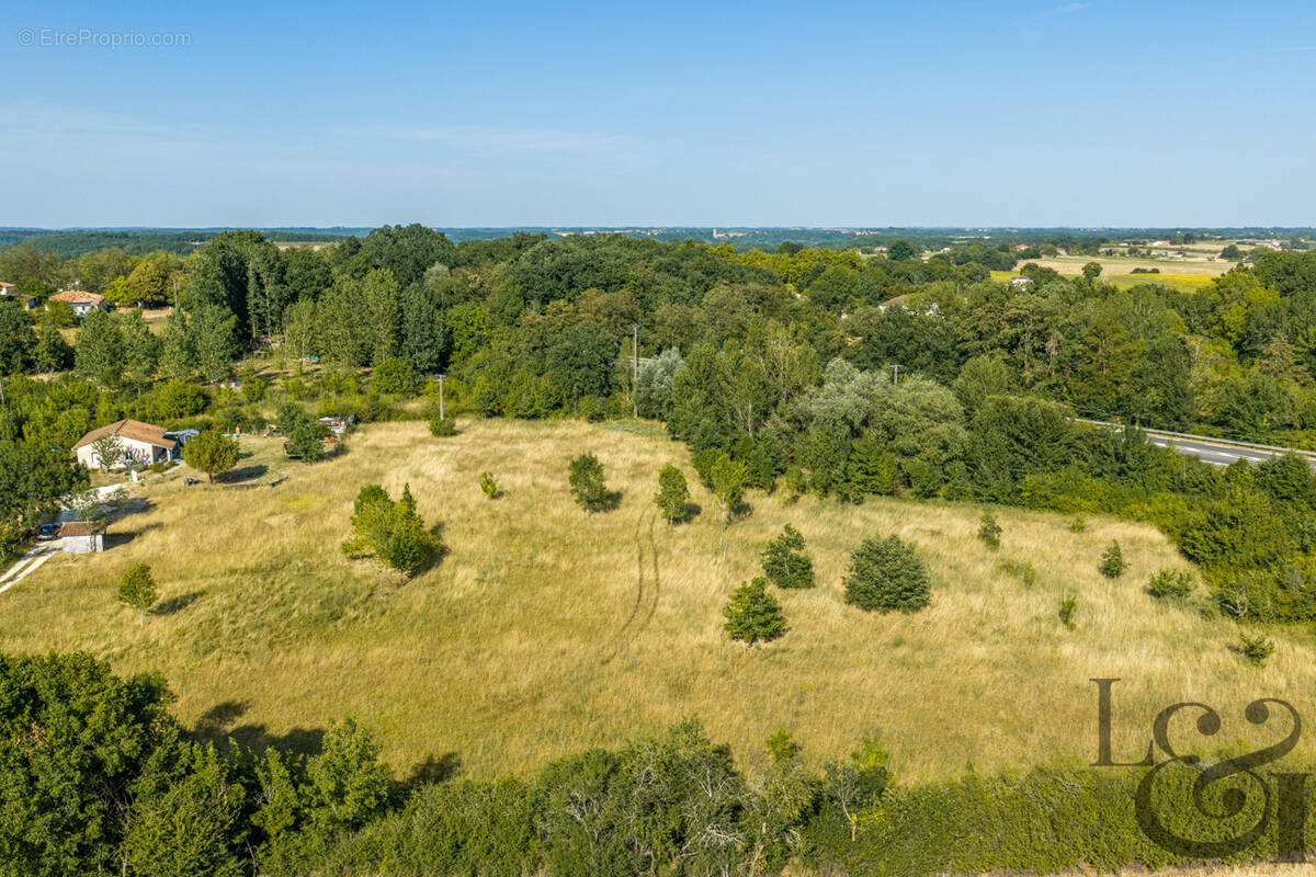 Terrain à MONBALEN