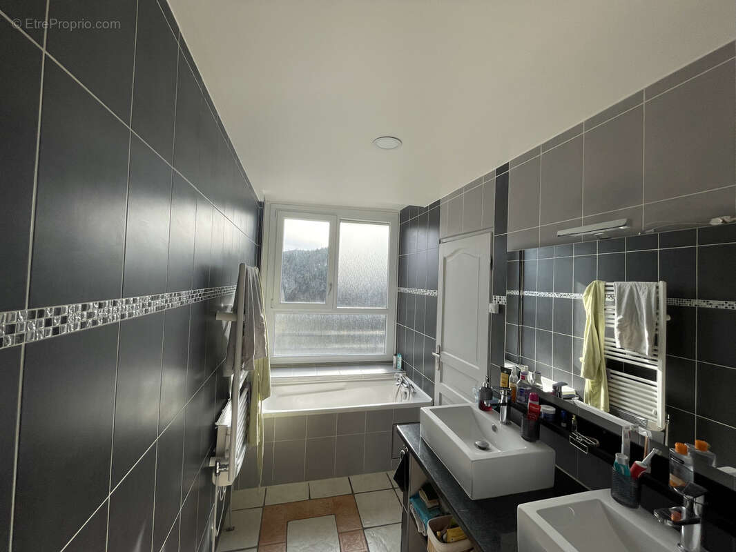 Appartement à SAINT-GENEST-LERPT