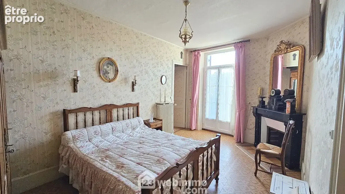Une chambre passante de 15 m² avec sa cheminée.