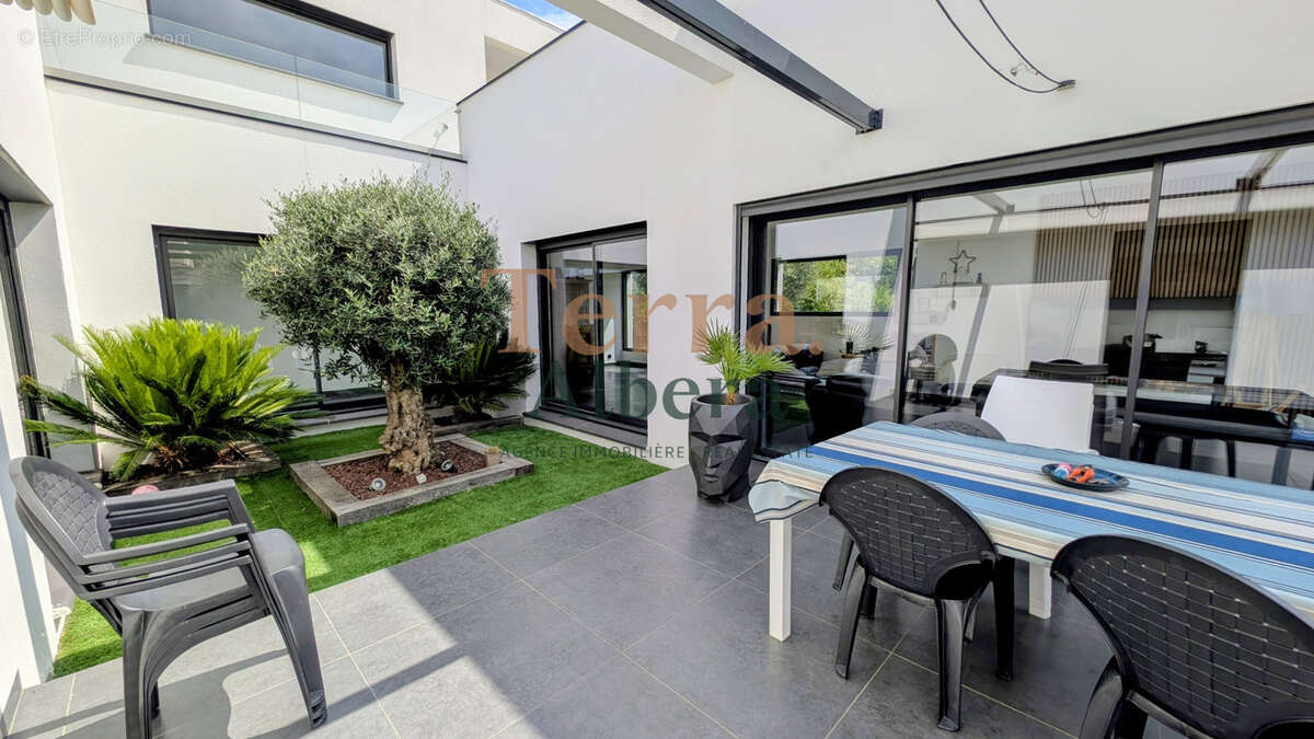 Maison à LAROQUE-DES-ALBERES