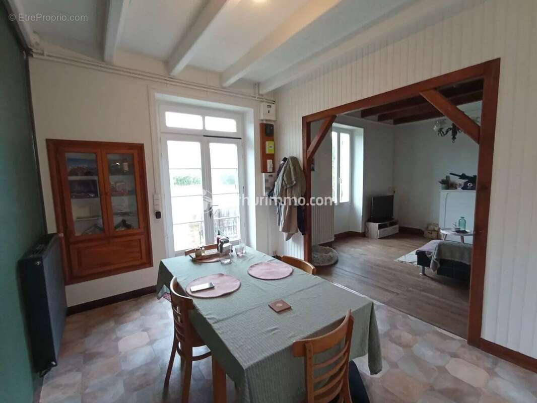 Maison à SAINT-GEORGES-DE-LONGUEPIERRE