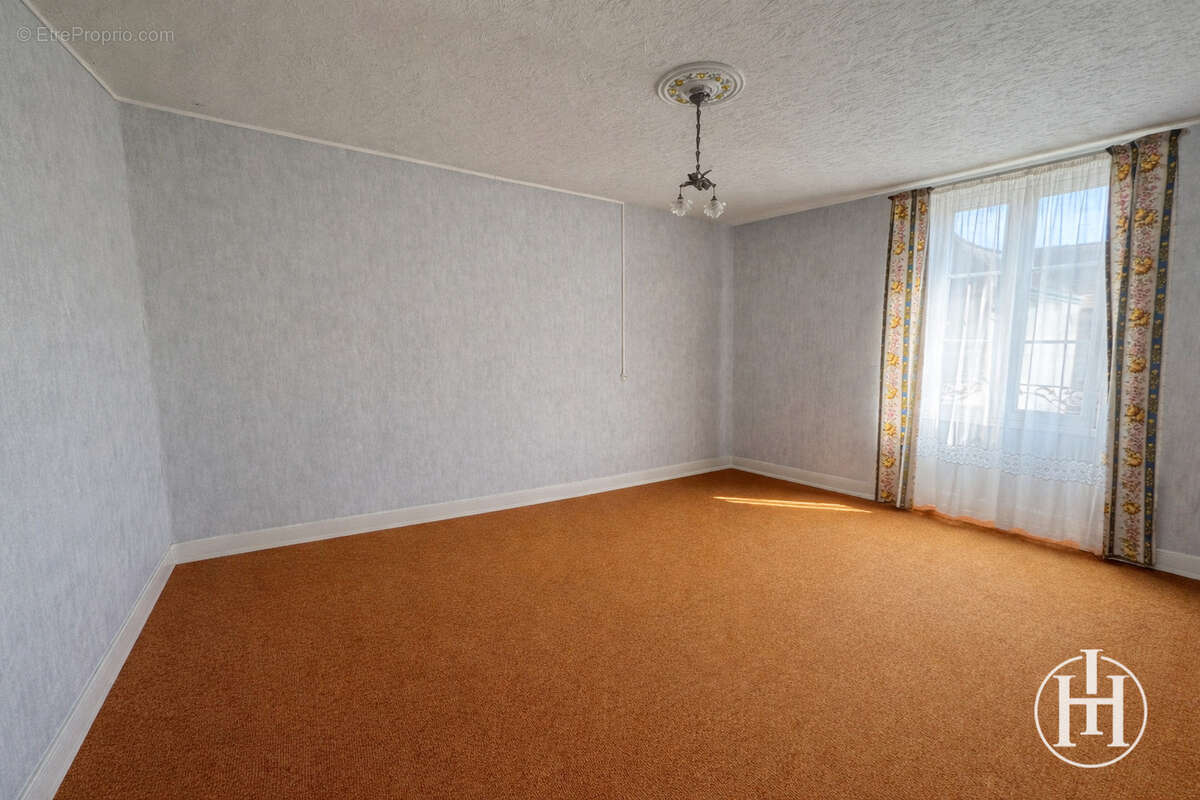 Maison à SAINT-BONNET-TRONCAIS