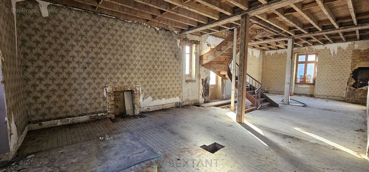 A Sarlat, vaste appartement brut de 190 m² à réinventer entièrement. - photo 3