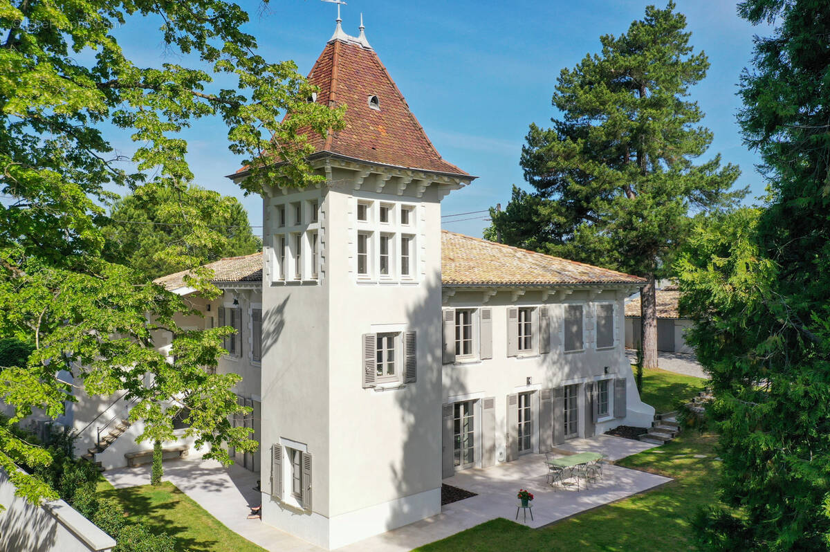 Hauteurs de Saint-Cyr-au-Mont-d'Or   Propriété de Maître de 340 m2 - 8 pièces 5 suites - photo 2