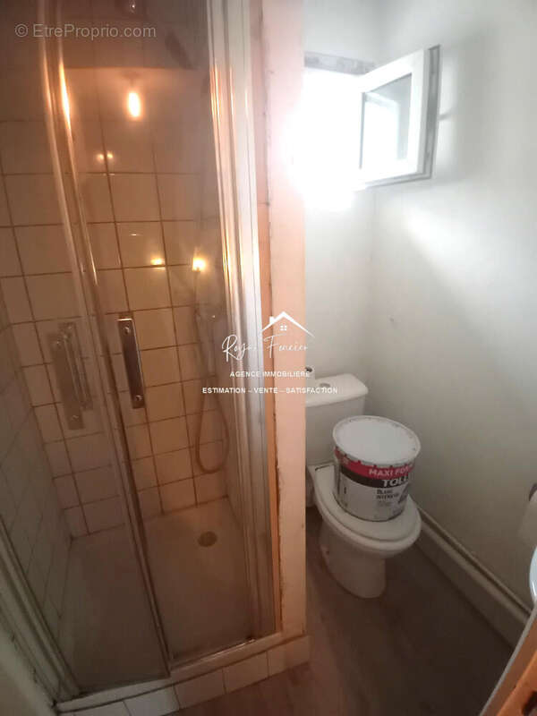 Premier étage : salle d'eau avec WC  - Maison à CHATELLERAULT