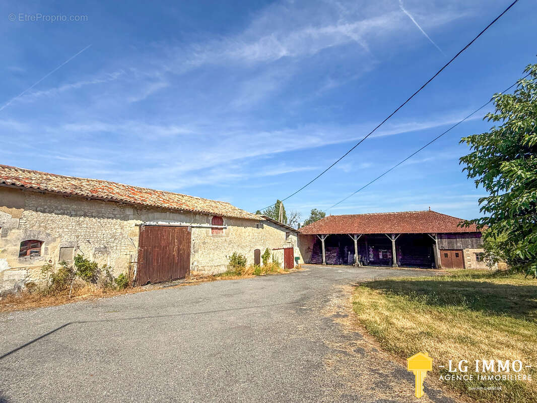 Maison charentaise à fort potentiel   106 m2 habitables & 600 m2 de dépendances - photo 11