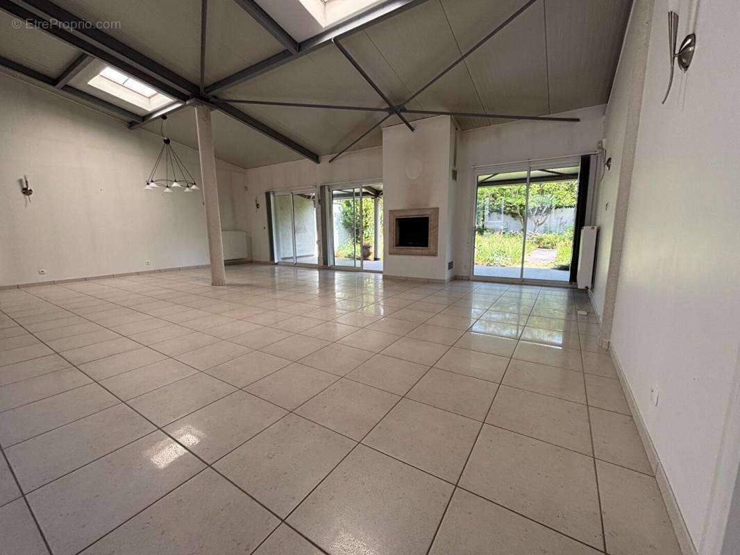 ensemble  immobilier local commercial + habitation de caractére 6 pièce(s) 210 m2 - photo 2
