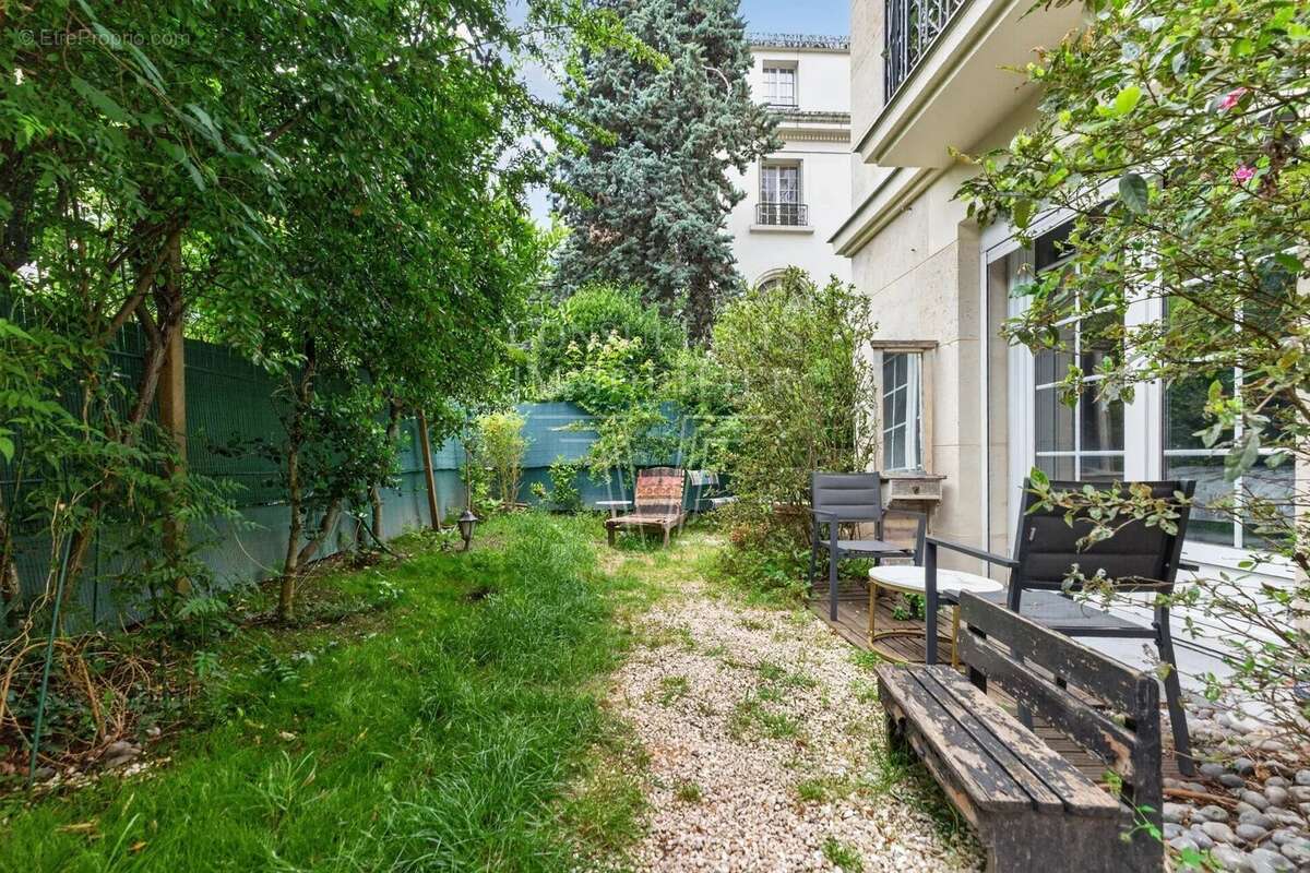 Appartement à PARIS-16E