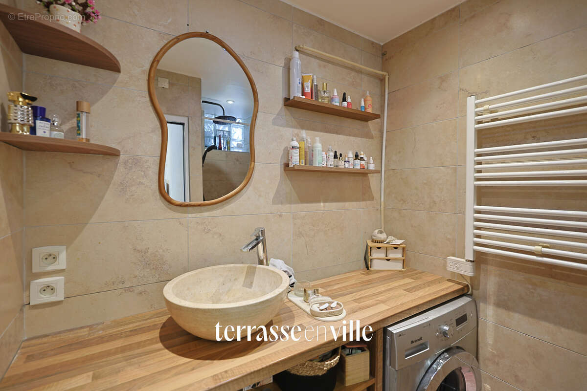 Appartement à LE REVEST-LES-EAUX