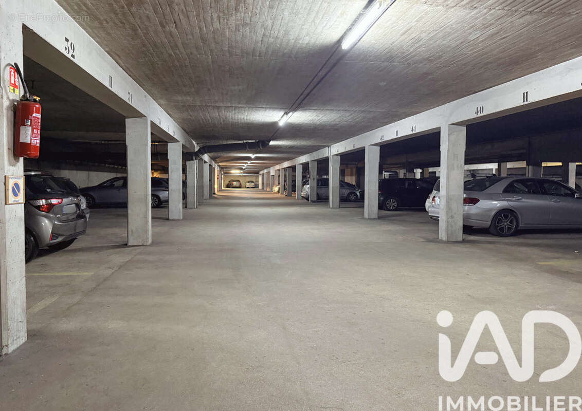Photo 2 - Parking à PARIS-20E