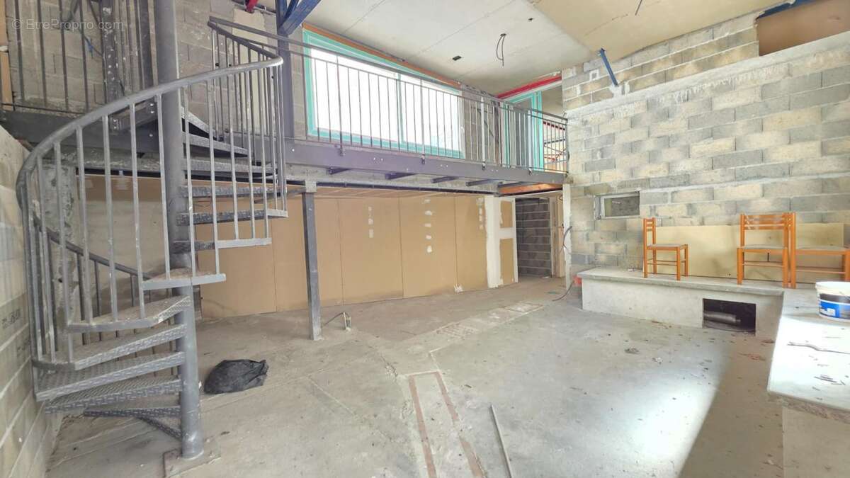 Loft d'exception en cours d amenagement - volumes uniques et potentiel infini avec ses dependances - photo 13