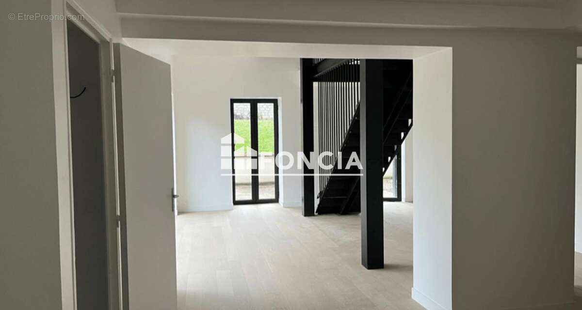 T5 en triplex de 153 m2 - photo 2