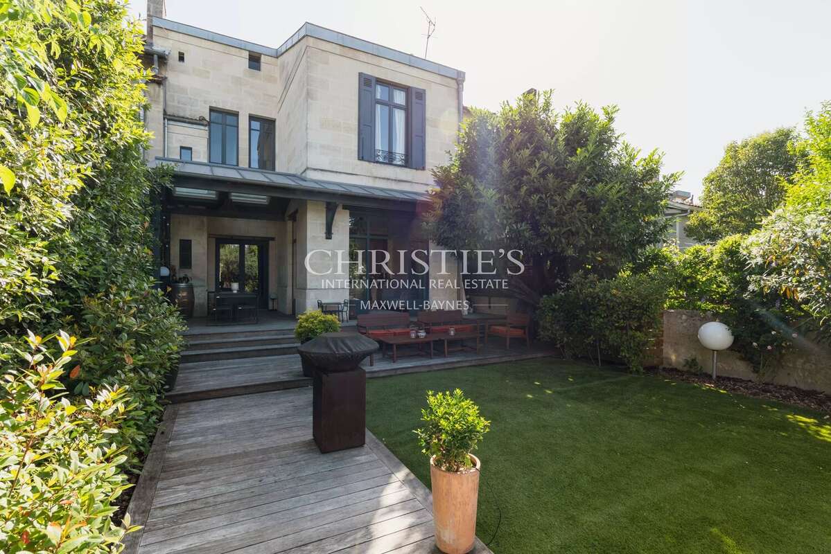 Maison de maître rénovée avec maison d'invités, piscine et garages - photo 2
