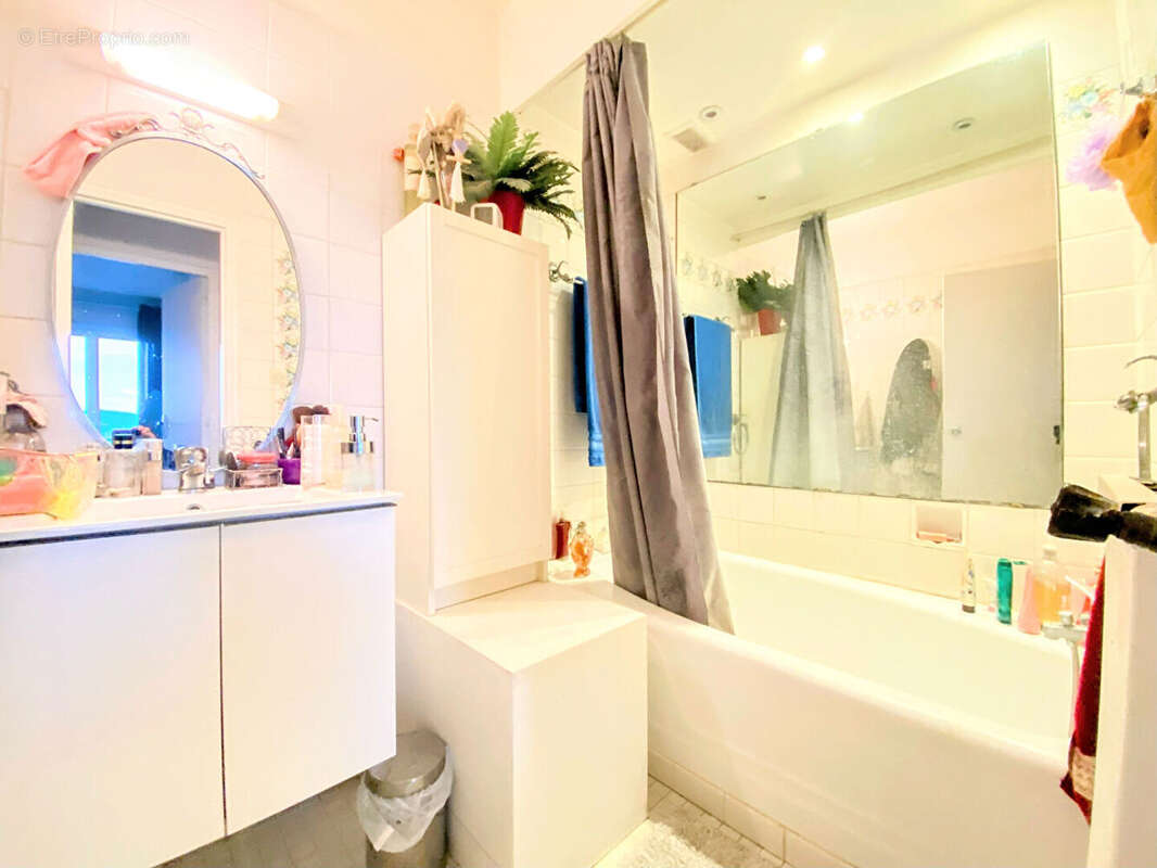 Appartement à BAGNOLS-SUR-CEZE