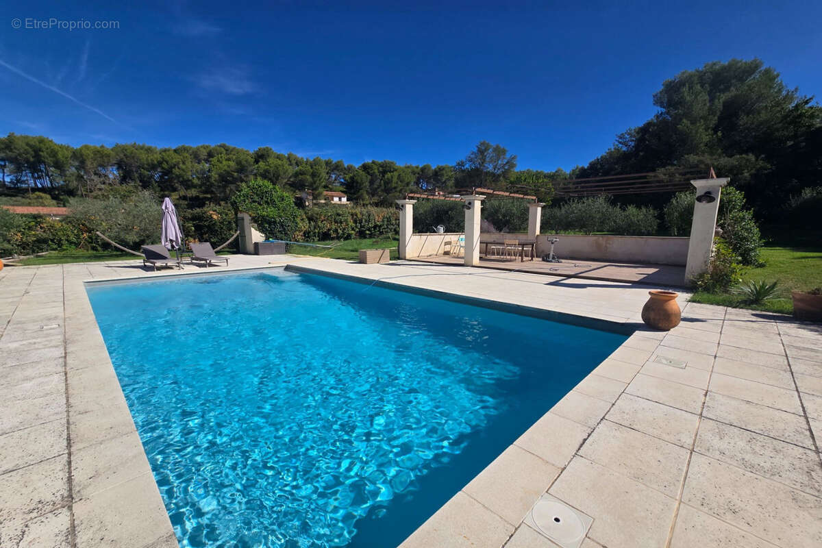 Maison à SIMIANE-COLLONGUE