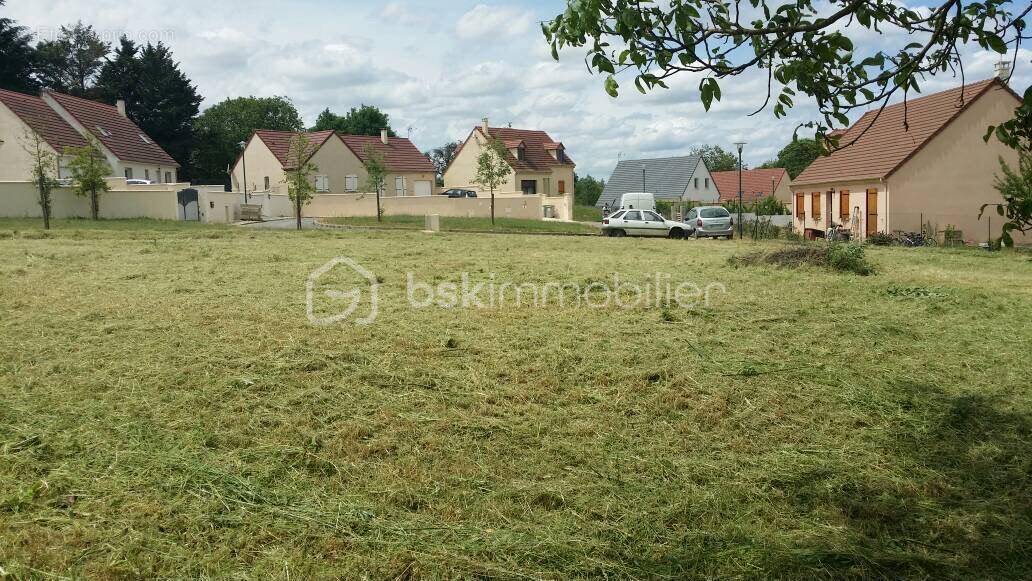 Terrain à SAVIGNY-SUR-CLAIRIS