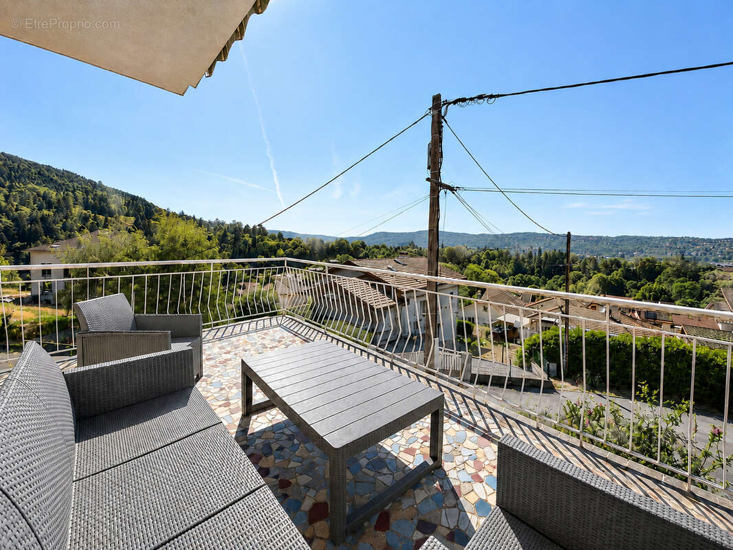 Oyonnax · Maison ~200 m2 · 3 niveaux · terrain 667 m2 · vue montagne · - photo 6
