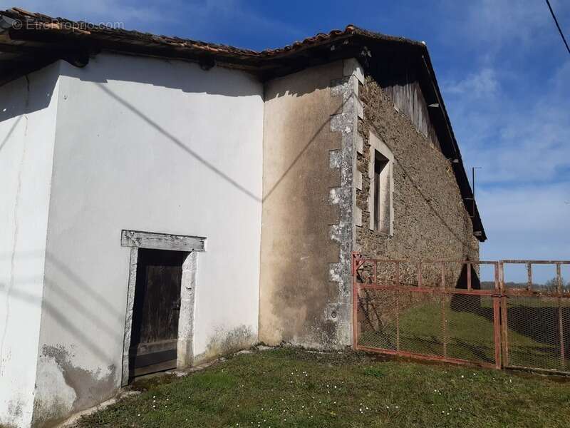 Maison à CHERVES-CHATELARS