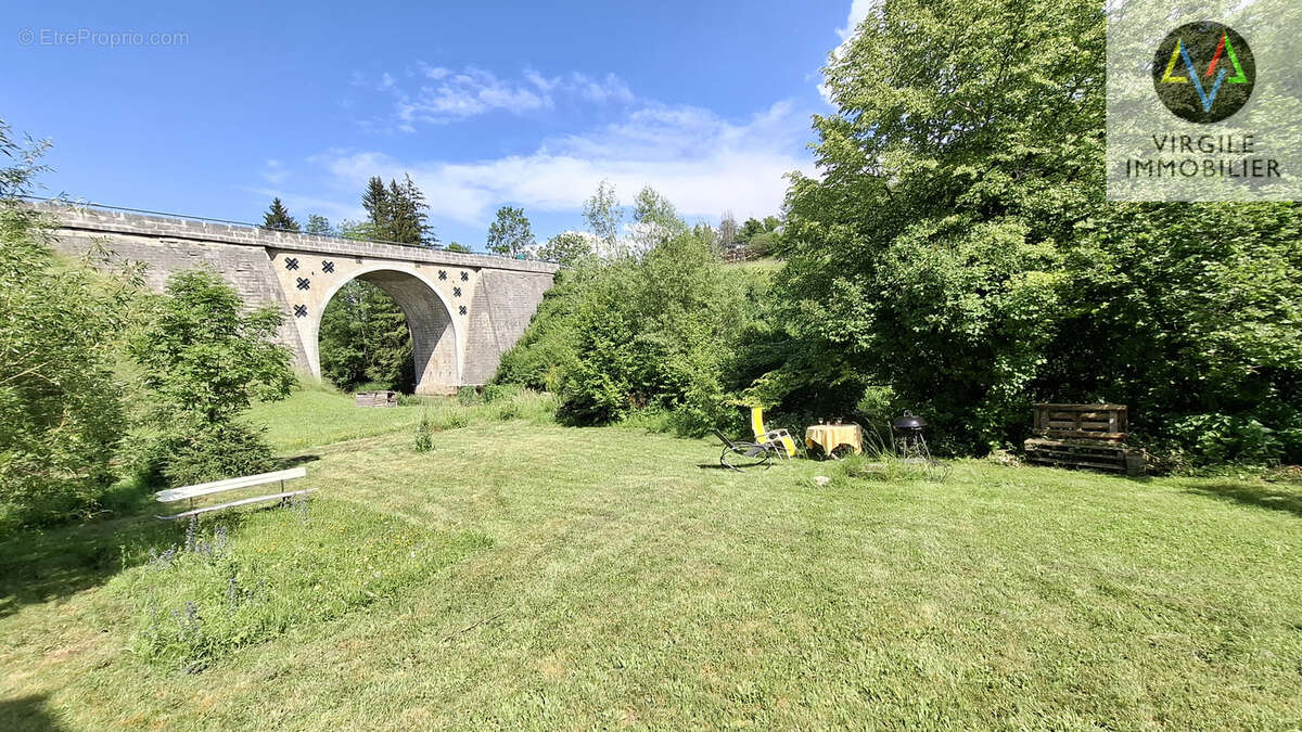 Maison avec terrasse, grand terrain, plage privative et fort potentiel à Rochejean - photo 4
