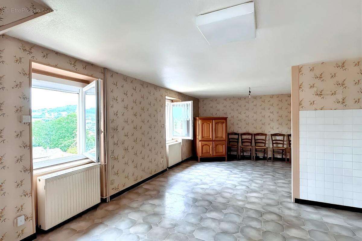 Maison à COURS-LA-VILLE