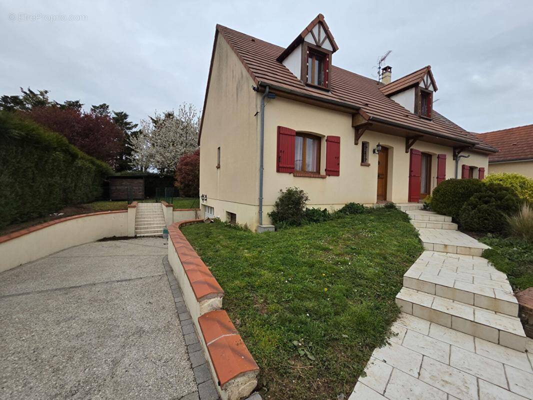 Maison à TOURY