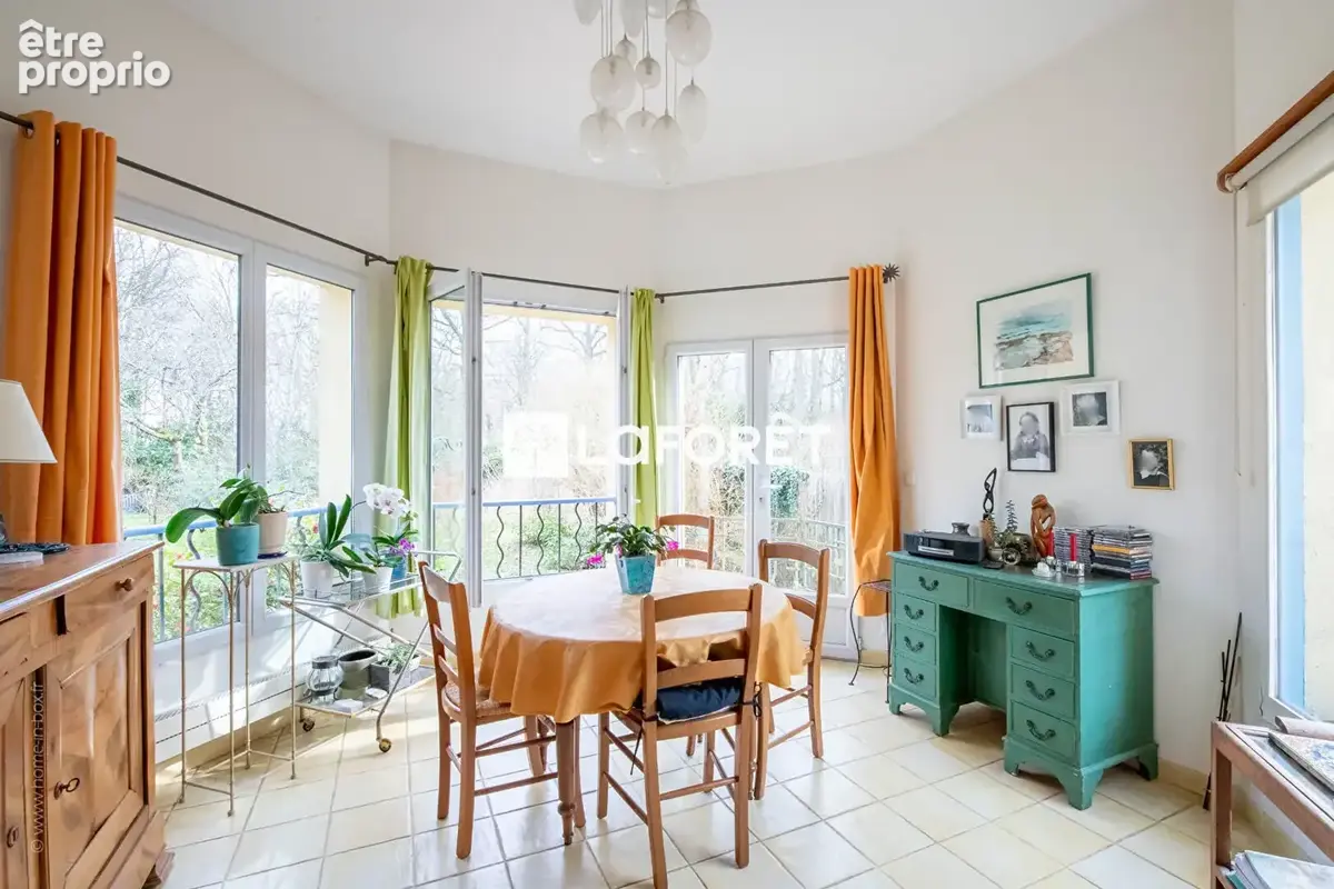 Maison familiale de 220 m² sur terrain de 969 m² - La Celle-Saint-Cloud - photo 4