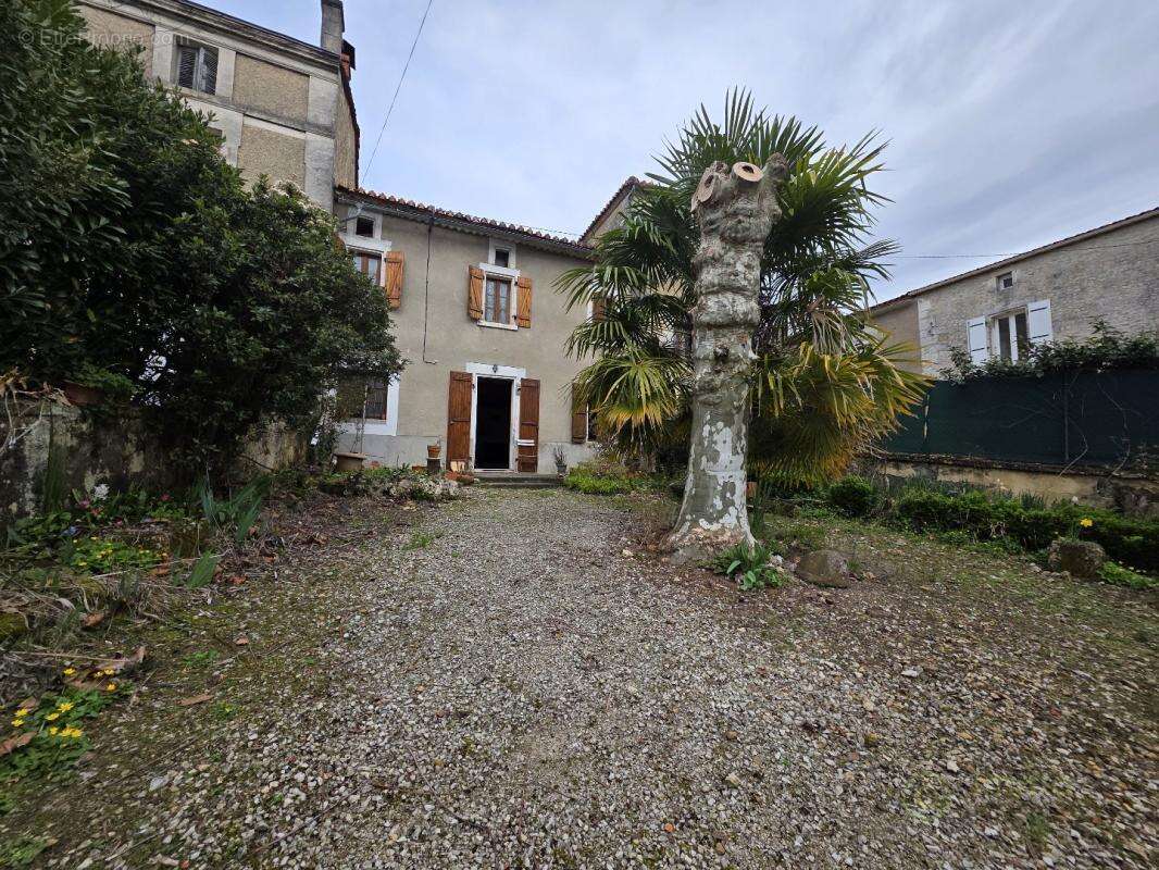 Maison à RUELLE-SUR-TOUVRE