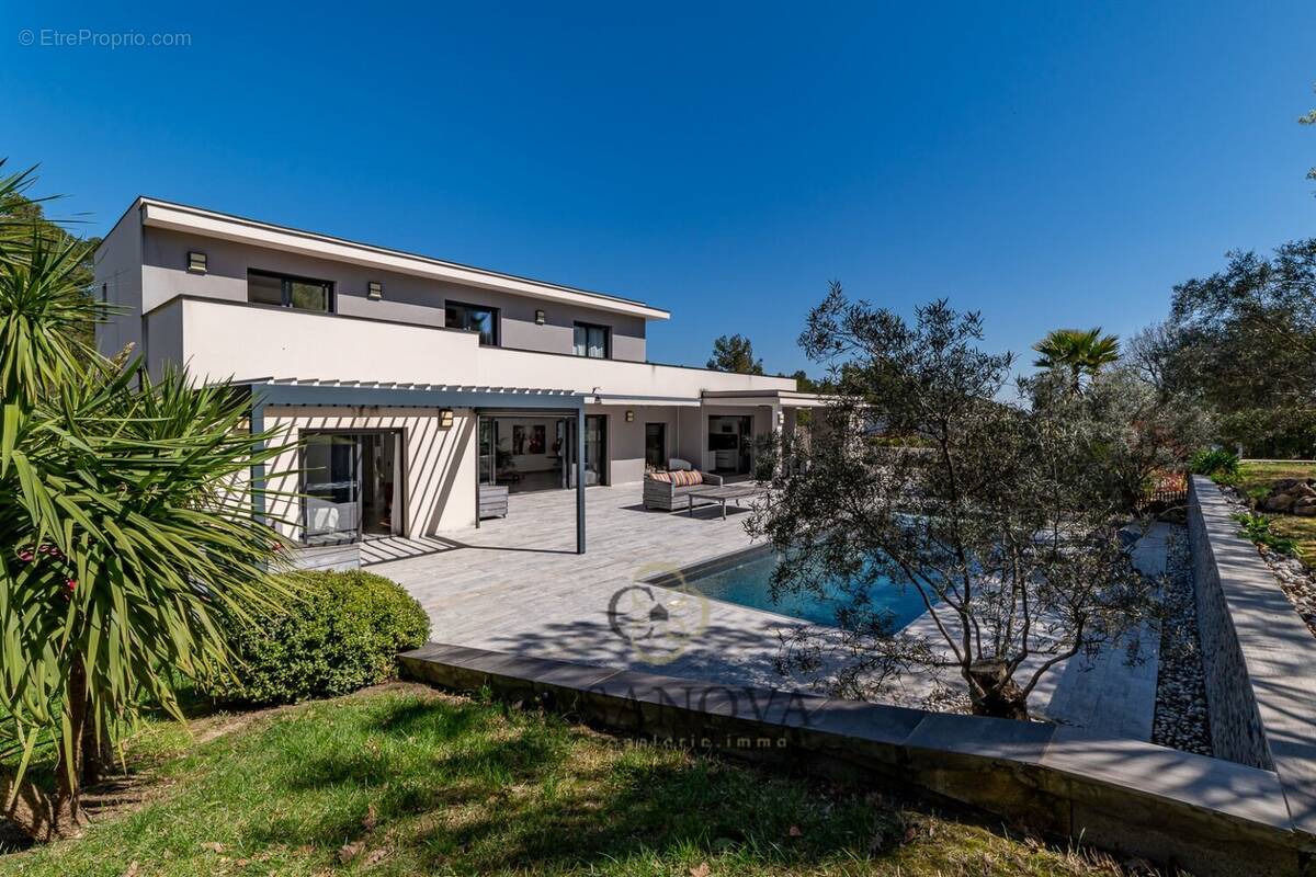 Maison à SAINT-CLEMENT-DE-RIVIERE