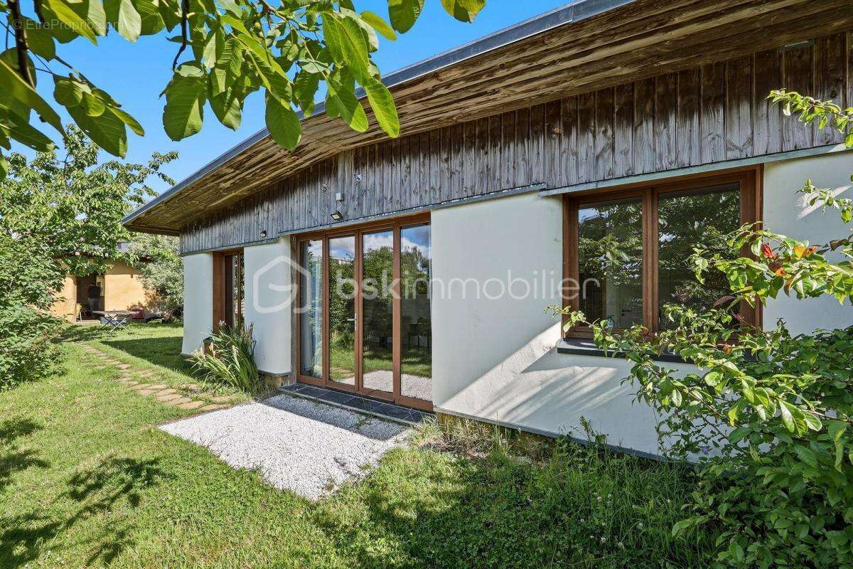 Nantes Ouest – Ensemble immobilier atypique de 236 m² avec deux maisons et studio indépendant - photo 2