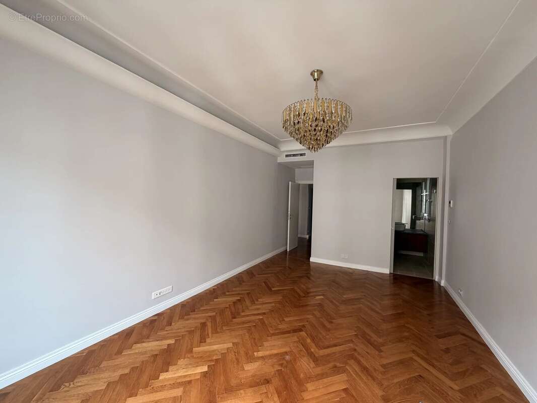 Carré d'Or – Superbe 4 pièces rénové de 136 m² face au Negresco - photo 7