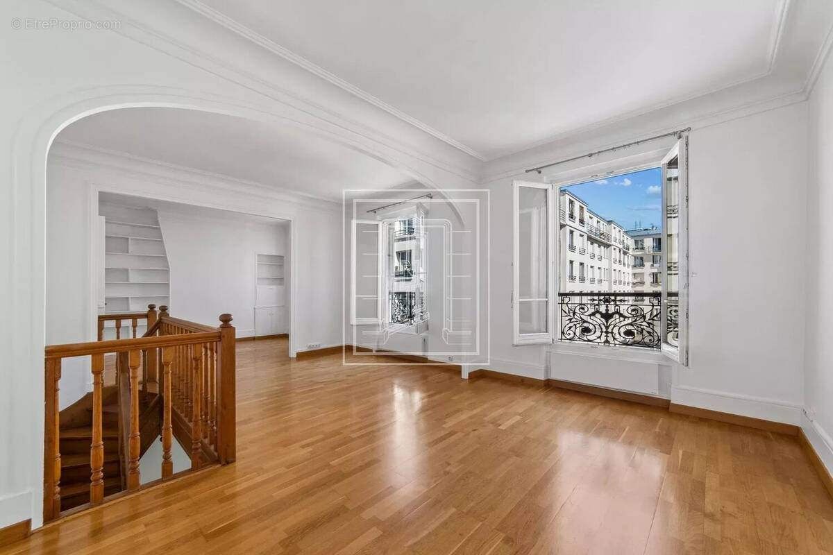 Appartement à PARIS-16E